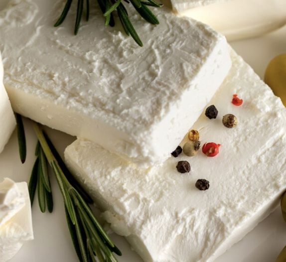 gr djathë feta, i prerë në kubikë