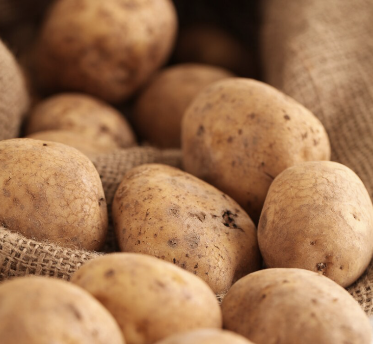 patate të vogla të pastruara dhe të prera në copa