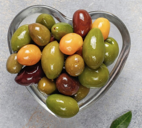 gr ullinj Kalamata pa bërthamë, të prerë në gjysmë