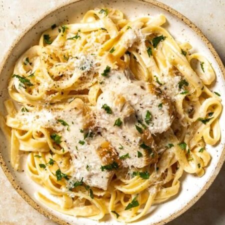Fettuccine me Pulë Alfredo