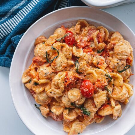 Pasta e Pjekur me Domate dhe Feta