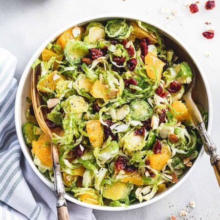 Sallatë Dimërore me Lakër Brukseli dhe Salcë Mandarine