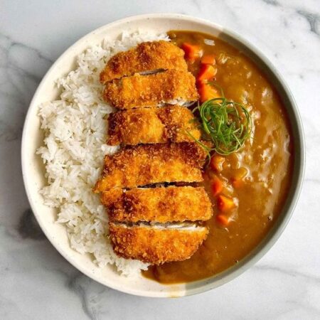 Katsu Pule me Salcë Curry