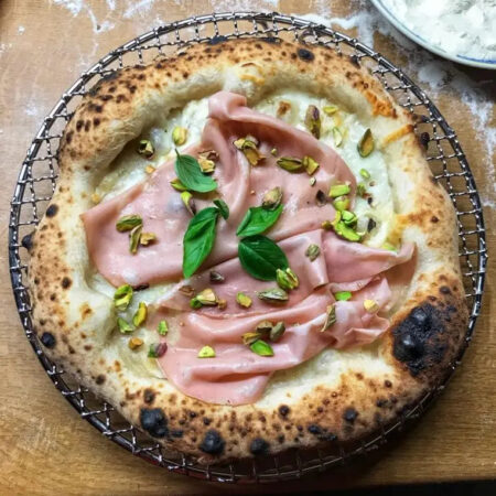 Pizza me Mortadela dhe Fëstëk