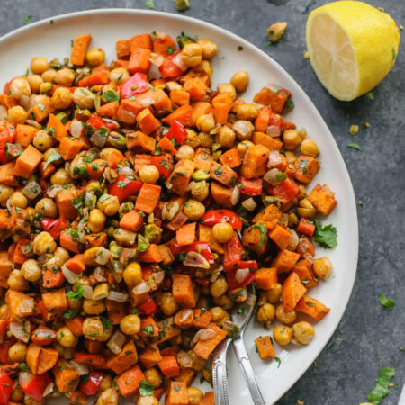 Sallatë e Ngrohtë me Patate të Ëmbla dhe Fistëkë