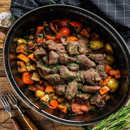 Tavë me mish qengji, perime dhe mjaltë